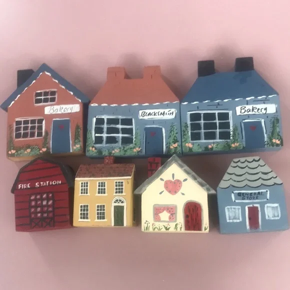 Wooden Houses- 7- 4 smaller ones, 3 larger ones - Picture 6 of 6